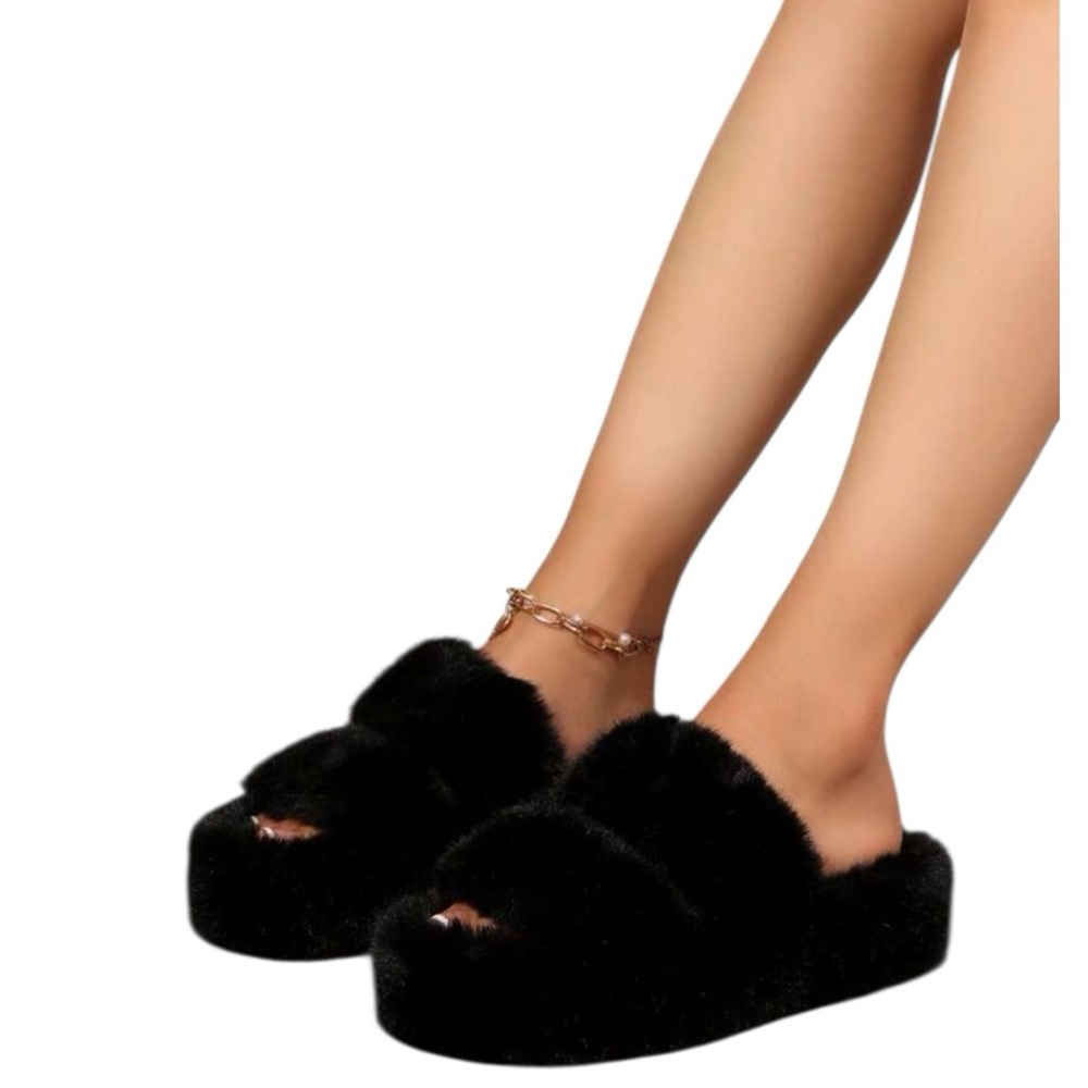 Cozy Black Plush Slippers 🖤 – Size US 9 / EU 40
Condition: New without tags ✅